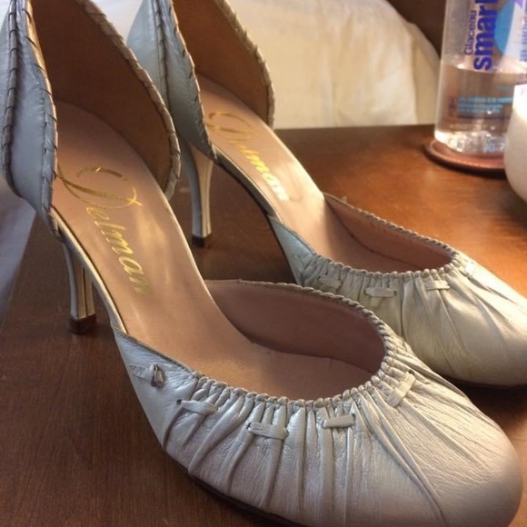 Size 9 1/2 women’s gorgeous silver pumps - Picture 3 of 5